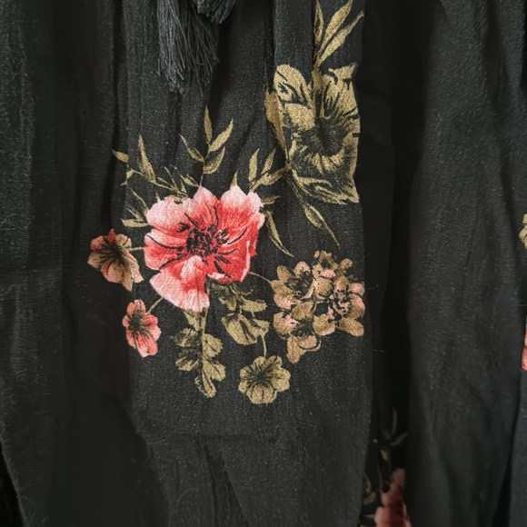 💙 2 for $10💙 Lace Up Top - Picture 3 of 4